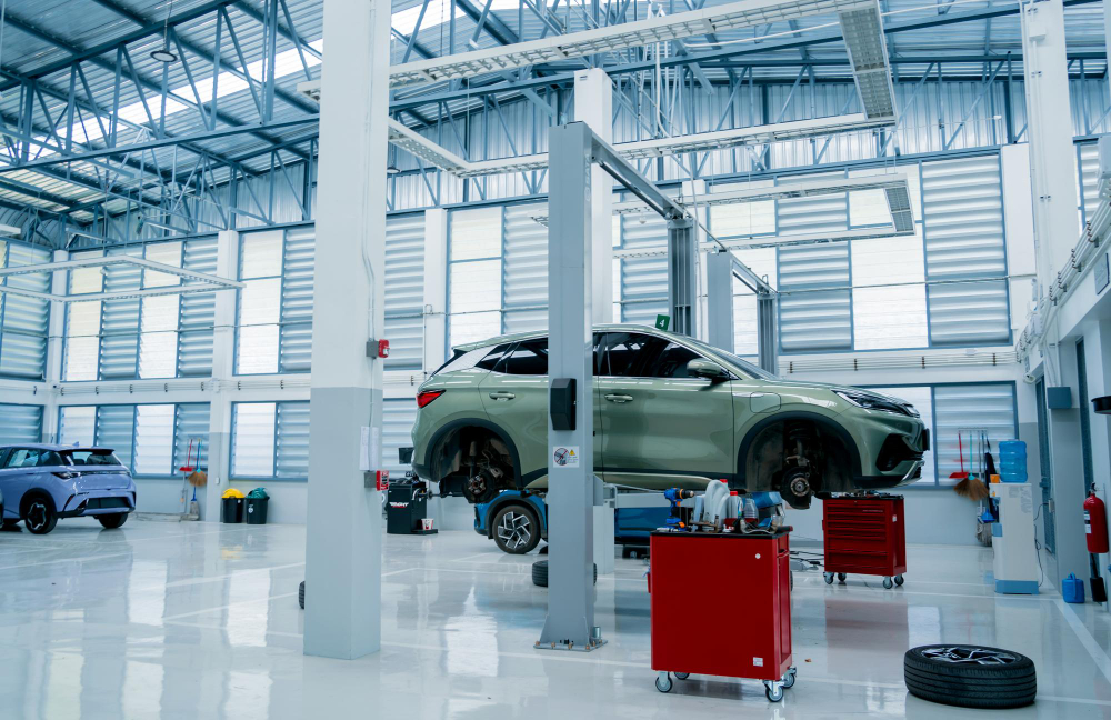Upgrading Your Automotive Workshop: Choosing Between Hydraulic vs. Electric Lifts